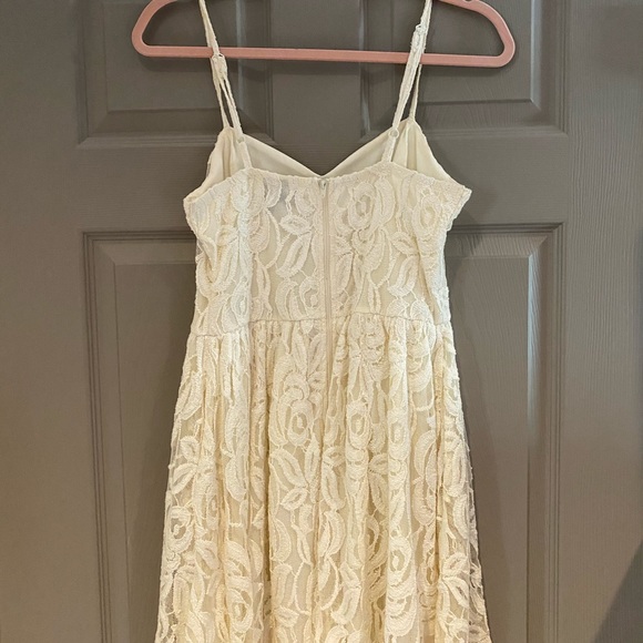 Cream Lace Dress - Picture 2 of 2
